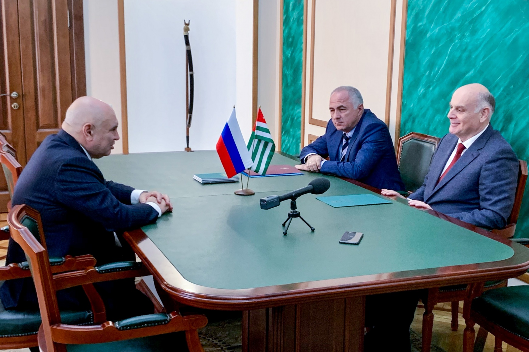 Первый заместитель министра сельского хозяйства РФ Джамбулат Хатуов посетил Республику Абхазия с рабочим визитом