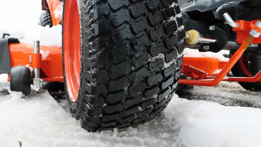 Какие шины для малых тракторов эффективнее зимой — дерновые или «клюшка»