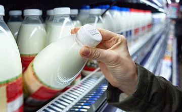 Торговые сети попросили правительство продлить возможность продажи «бракованной» молочной продукции